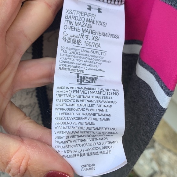 Under ARMOUR Heat Gear Breast Cancer Power in Pink Long-Sleeve Tee - Charcoal - Picture 13 of 16